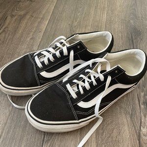 Vans Low Top Sneakers (Black/White)